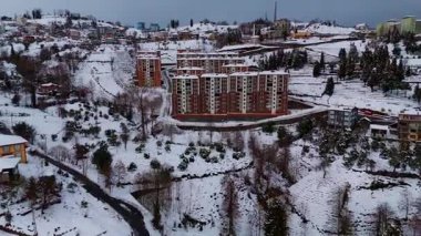 Dağlarda küçük bir kasabayla birlikte bir kış otelinin havadan görünüşü