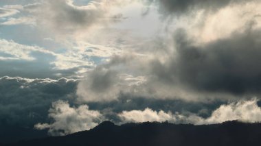Gökyüzündeki fırtına bulutları
