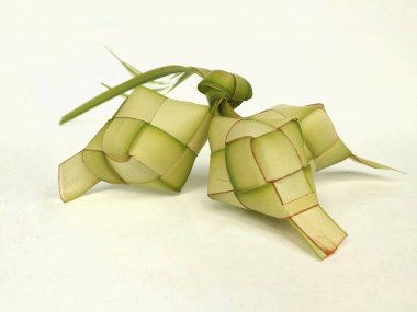 Hindistan cevizi yaprağından ketupat beyaz arkaplanda izole edilmiş..