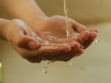 Birileri ellerini suyla yıkıyor..