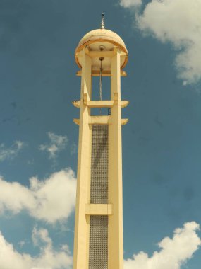 Cami minaresi ve üzerindeki kubbe..