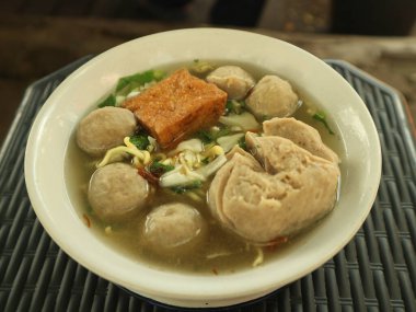 Erişteyle karışık köfte ve tofu sebzesi..