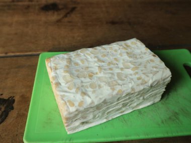 Kesme tahtasının üzerinde duran büyük, çiğ fırtına..