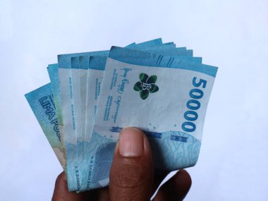 Birisi Endonezya 'dan gelen 50 bin banknotları tutuyordu.