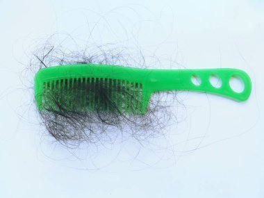 Taramadan sonra dökülmüş saçlar, beyaz arka planda izole edilmiş.