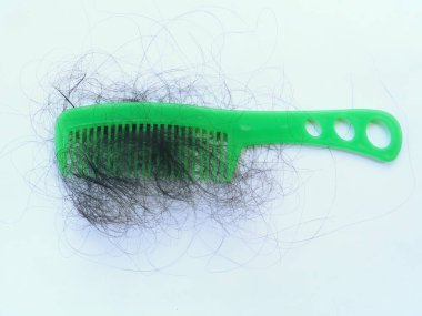 Taramadan sonra dökülmüş saçlar, beyaz arka planda izole edilmiş.