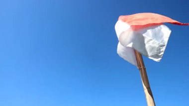 Endonezya Cumhuriyeti 'nin kırmızı ve beyaz bayrağı gökyüzünde dalgalanıyor