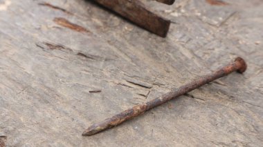 Ahşap yüzeyde eski paslı çiviler