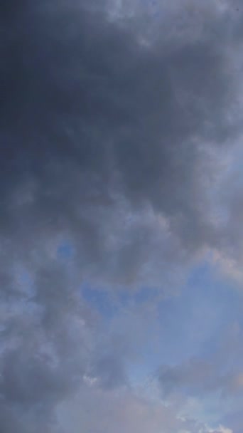 Cielo Blu Con Nuvole Prima Del Tramonto Timelapse Video Verticale — Video Stock