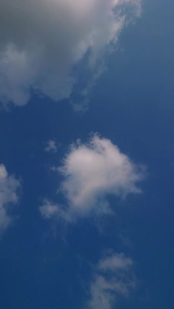 Білі Хмари Небі Повільно Зникають Вертикальний Відеочасовий Пояс — стокове відео