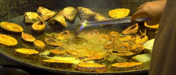 アジアのレストランでヒルシャ魚を揚げる人 — ストック動画