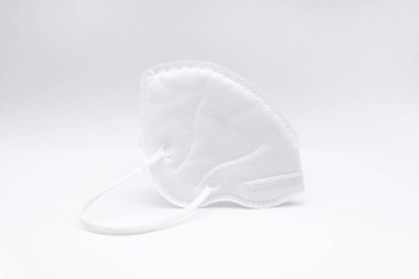 Koronavirüs veya kovid virüsüne karşı korunmak için koruyucu yüz maskesi. 19 virüsü. beyaz arkaplanda izole.