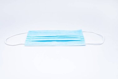 Beyaz arkaplanda tıbbi maske