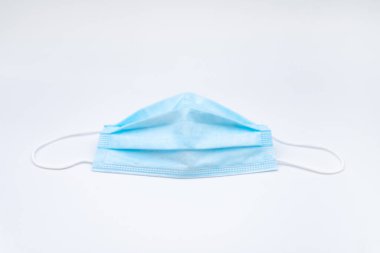 Beyaz arka planda tıbbi koruyucu maske