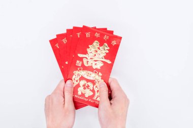 Beyaz arka planda bir yığın Çin düğün kırmızı zarfları ver.