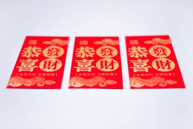 Beyaz arkaplanda Çin Yeni Yıl kırmızı zarfı materyali