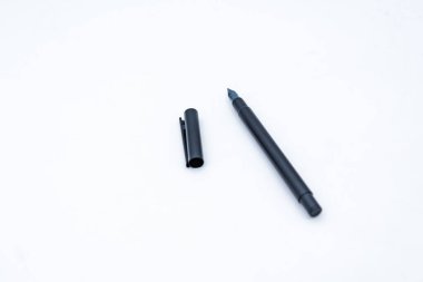 Beyaz arkaplanda siyah kalem