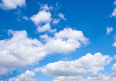 Beyaz bulutlu mavi gökyüzü arkaplanı.