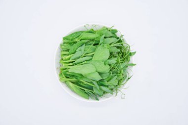 Tabakta bezelye yaprağı sebze