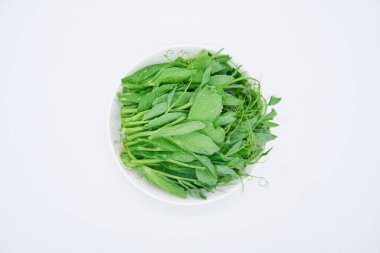 Tabakta bezelye yaprağı sebze