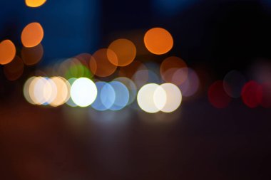 Geceleri kentin soyut bulanık görüntüsü