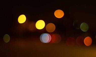 Bokeh arka planı aydınlatıyor. Soyut renkli arkaplan. Gece şehri