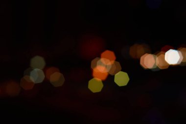 Siyah arkaplanda soyut bokeh ışığı, bulanık arkaplan, noel ağacı, yeni yıl arkaplanı.