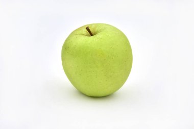 Beyaz arkaplanda yeşil elma