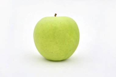 Beyaz arkaplanda yeşil elma