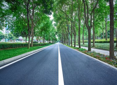 Düz bir asfalt yol.