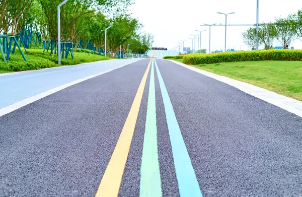 Düz bir yol bizi uzaklara götürür.