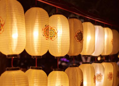 Gece renkli Çin fenerleri yandı.