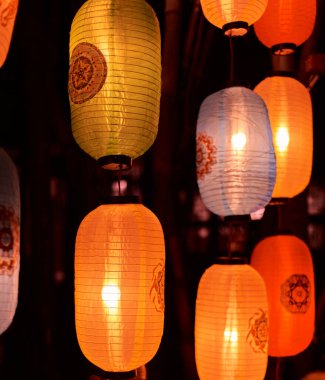 Gece renkli Çin fenerleri yandı.