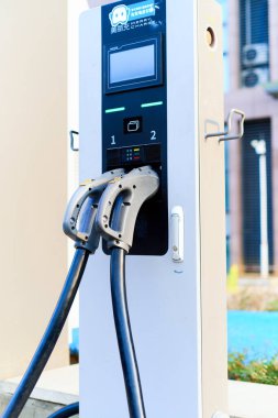 Chengdu, Çin 'deki elektrikli araç şarj istasyonunda şarj kablosu.