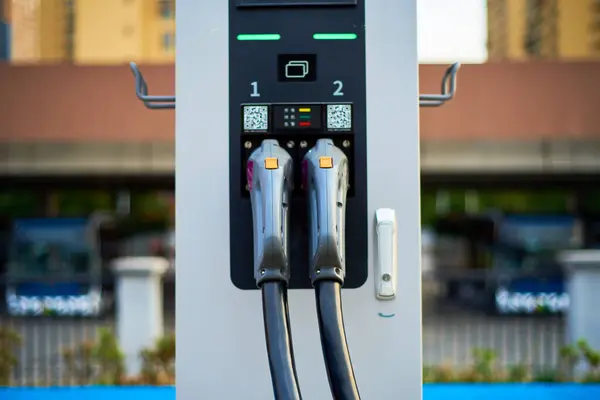 Chengdu, Çin 'deki elektrikli araç şarj istasyonunda şarj kablosu.