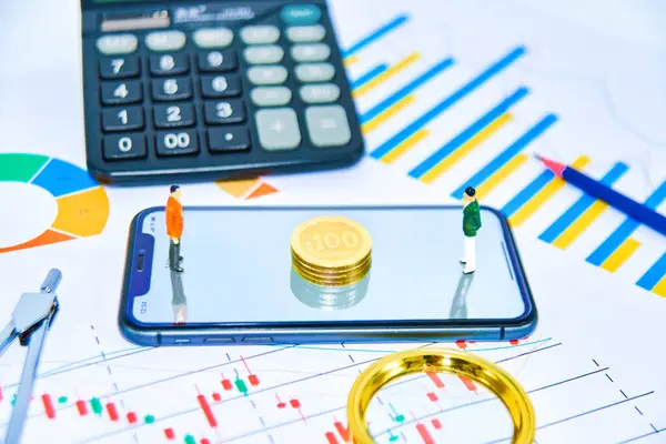 İki insan telefonlarıyla ticaret yapıyor.
