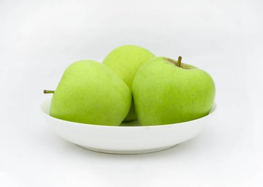 Beyaz arkaplanda yeşil elma