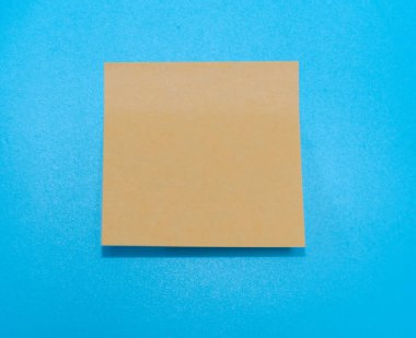 kahverengi yapışkan bir not kağıdı.