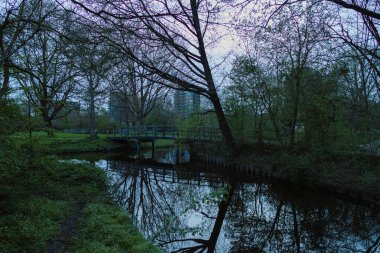 Kasabaya bakan bir parktaki suya bak.