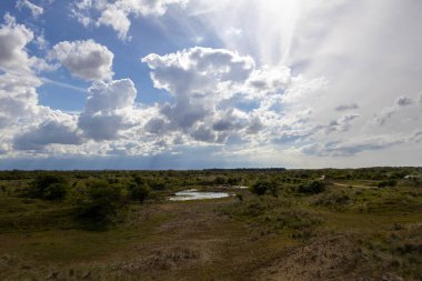 Geniş açılı mercekle çekilmiş manzaralı bir manzara.
