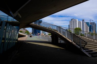 Rotterdam Holland 'daki Erasmus Köprüsü' nde altgeçit.