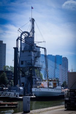 Rotterdam Holland 'da 19 numaralı asansör denilen eski tahıl çıkarma tesisi.