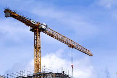 Rotterdam, Hollanda, 07: 15 2024: Rotterdam 'da çalışan işçilerle inşaat vinci ve iskelesi