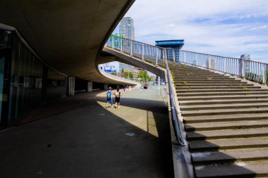 Rotterdam, Hollanda, 07: 15 2024: Erasmus köprüsünün eteklerindeki altgeçit.