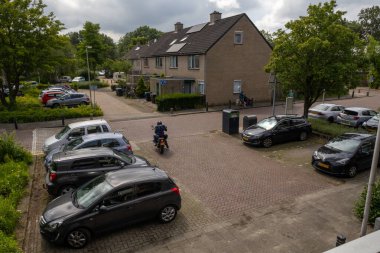 Leiderdorp, Hollanda, 07: 15 2024: iş yerinden ayrılan banliyö çalışanı, Hollanda