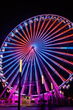 2024 gecesi dönme dolap.