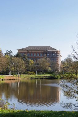 Almanya 'nın kuzeyinde eski bir göl evi..