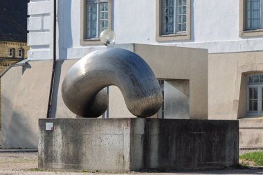 Bir Alman şatosunun arka planında ilginç geometrik şekiller birleşimi