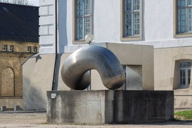 Bir Alman şatosunun arka planında ilginç geometrik şekiller birleşimi