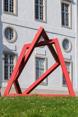 Alman şatosunun arka planında Davut Yıldızı 'nı andıran kırmızı metal çerçeve tasarımı